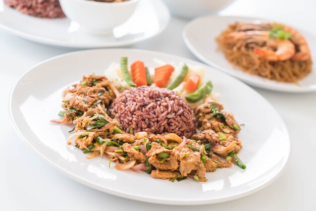 Heißer und würziger gegrillter Schweinefleisch Salat mit Beerenreis