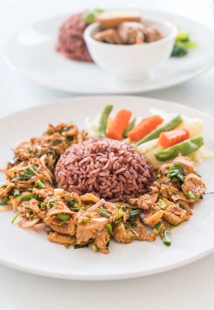 Heißer und würziger gegrillter Schweinefleisch Salat mit Beerenreis