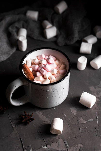 Heißes Getränk mit Marshmallows