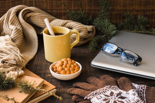 Heißes Getränk nahe warmem Zubehör und Laptop