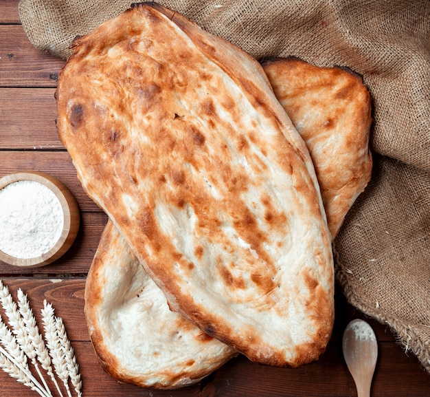 Kostenloses Foto heißes tendirbrot auf dem tisch