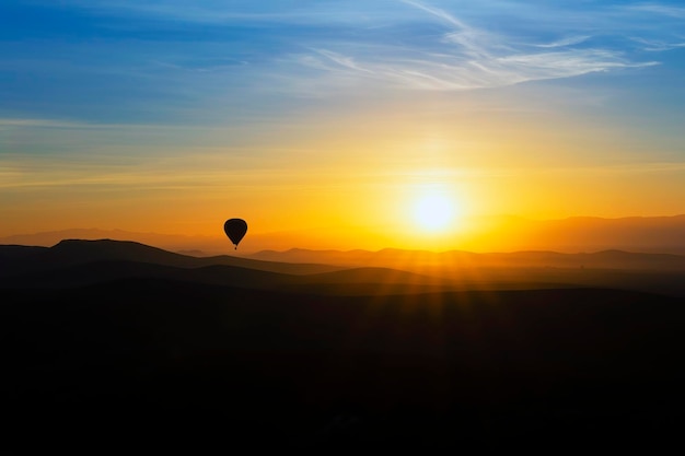 Kostenloses Foto heißluftballon bei sonnenaufgang marrakesch