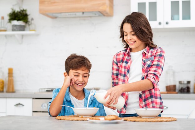 Helfender Bruder der Vorderansichtschwester mit Frühstück