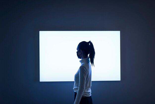 Hell leuchtender Bildschirm in einer Ausstellung