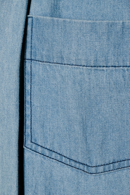 Hellblauer Denimtaschenabschluß oben