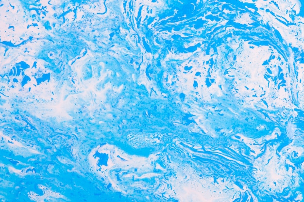 Hellblauer Hintergrund mit Flecken
