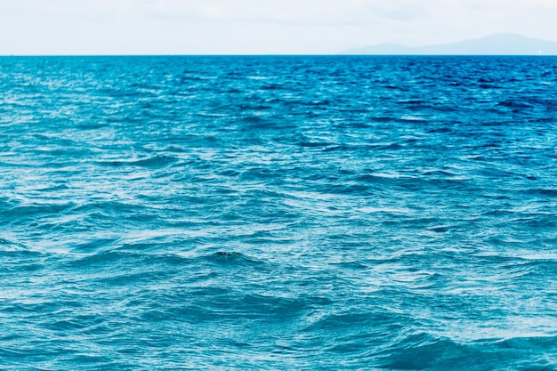 Hellblauer Ozean mit glattem Wellenhintergrund