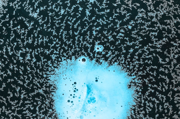 Hellblauer Schaum auf Wasser