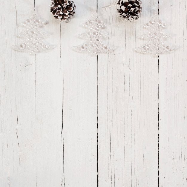 Helle Christbaumschmuck über weißem Hintergrund