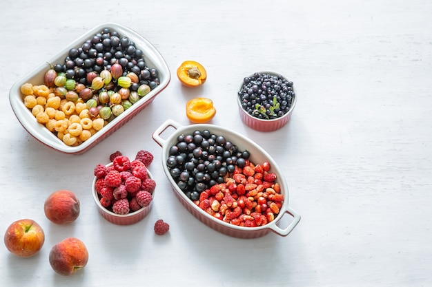 Helle frische wilde Beeren und Pfirsiche isolierten Draufsicht. Das Konzept der gesunden Ernährung.