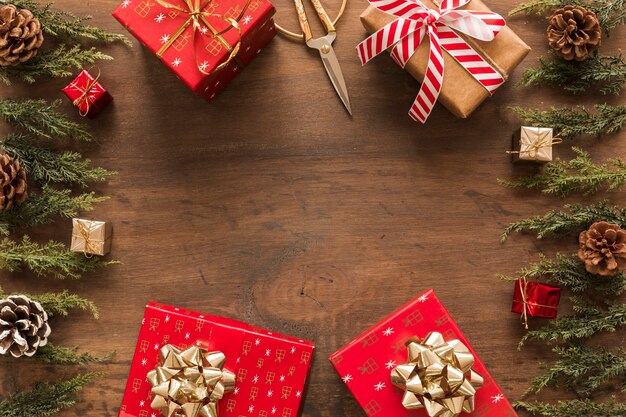 Helle Geschenkboxen mit grünen Zweigen