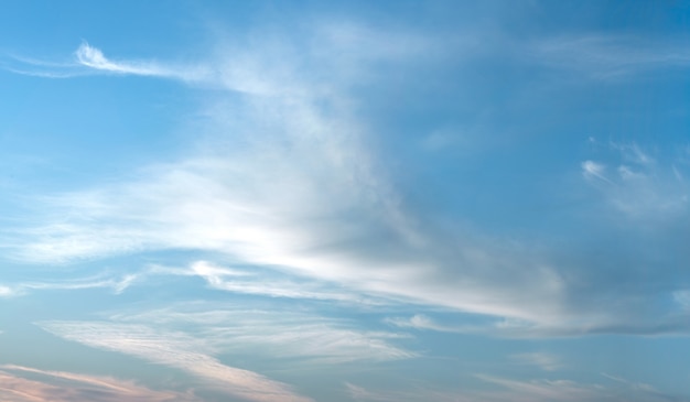 Helle Himmel an einem Sommertag