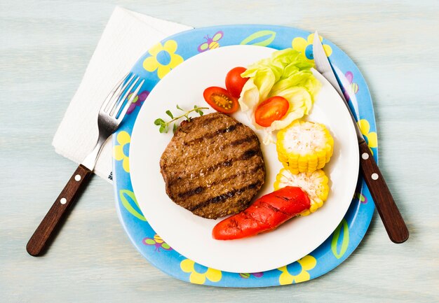 Helle Portion gegrilltes Steak und Gemüse