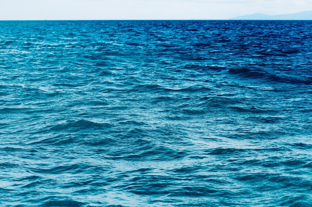 Heller blauer Ozean mit glattem Wellenhintergrund.