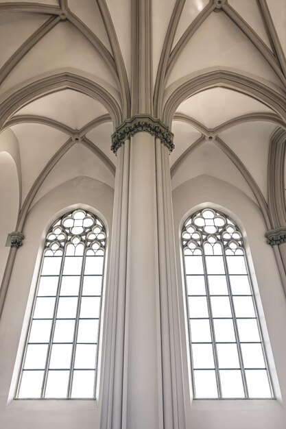 Heller Innenraum der Kirche mit Buntglasfensteransicht von unten