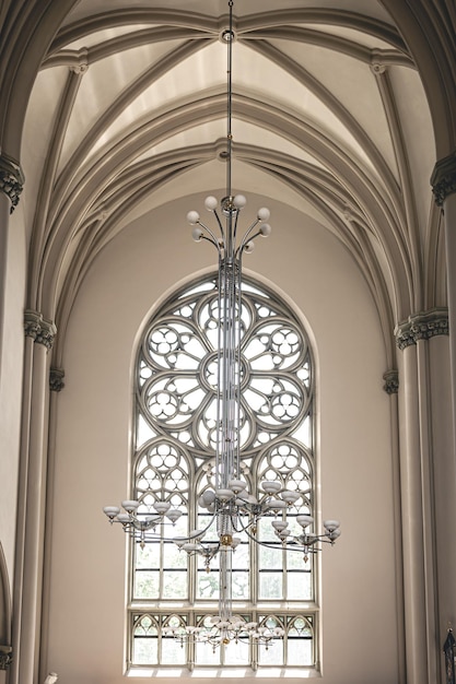 Heller Innenraum der Kirche mit Buntglasfensteransicht von unten
