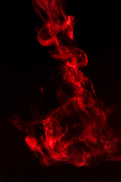 Heller roter Rauch bewegt auf schwarzen Hintergrund wellenartig