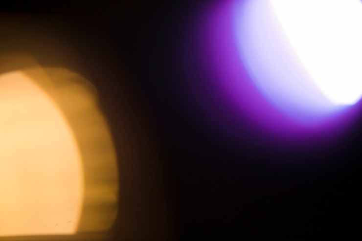 Kostenlose Foto helles licht auf schwarzem hintergrund