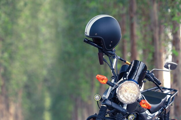 Helm mit Oldtimer Motorrad