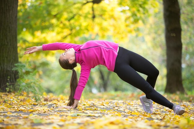 Herbst Fitness: Wild Thing Yoga Pose