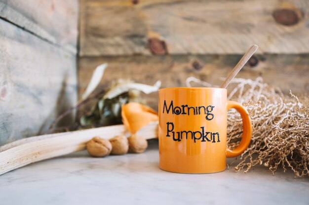 Herbst Komposition mit Tasse