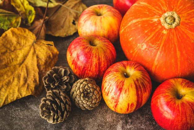 Herbst mit getrockneten Blättern und Äpfeln gesetzt