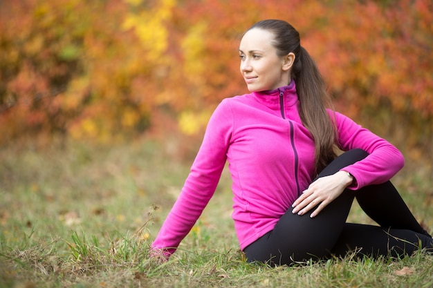 Herbst-Yoga: Ardha Matsyendrasana Pose