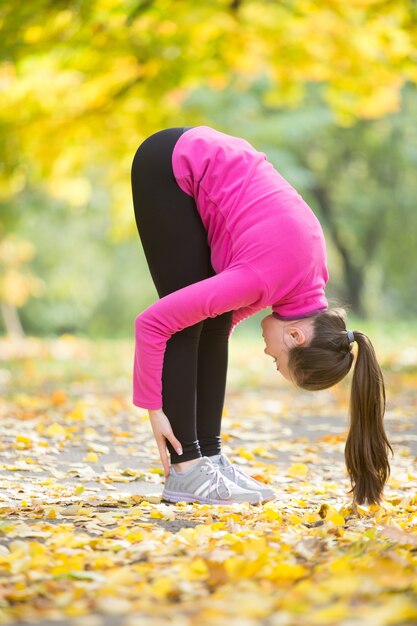 Herbst Yoga im Freien: uttanasana Pose