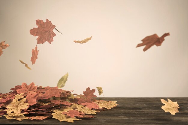 Herbstblätter, die in Wind fliegen