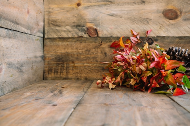 Herbstdekoration mit Blumen in der Ecke