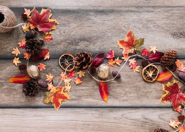 Herbstelemente, die gekrümmt liegen