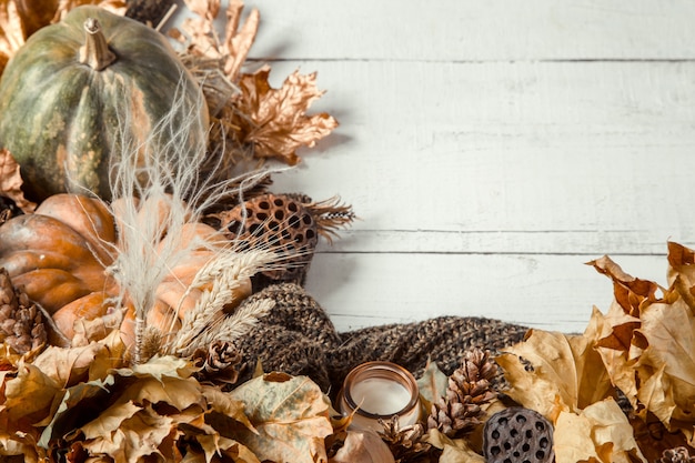 Herbsthintergrund mit dekorativen Gegenständen und Kürbis.