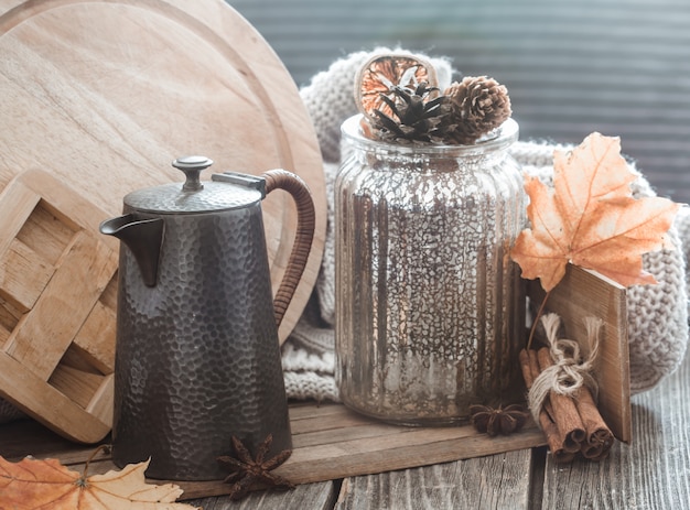 Herbstkomposition im Innenraum