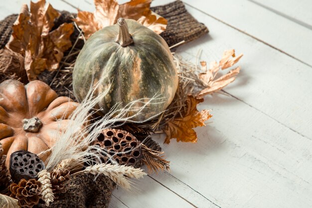 Herbstkomposition mit dekorativen Gegenständen und Kürbissen