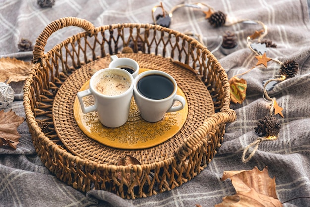 Herbstkomposition mit Tassen Kaffee und Blättern