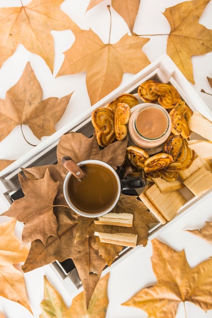 Herbstlaub um frisches frühstückslebensmittel