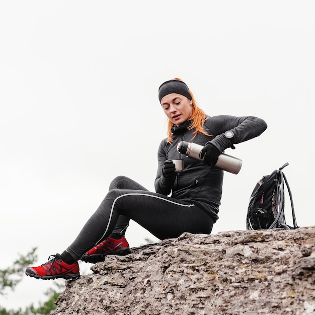 Kostenloses Foto herbstlauf im freien training und kaffee einschenken