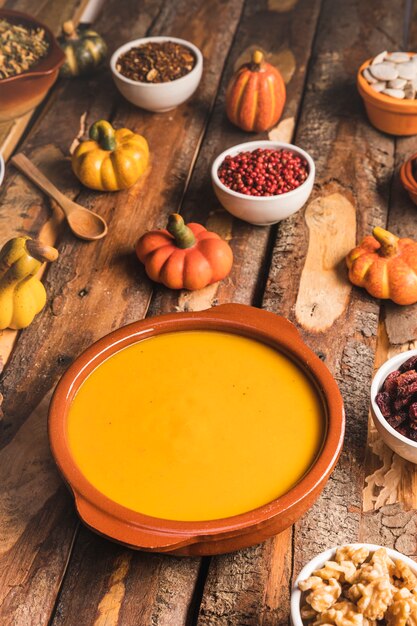 Herbstlebensmittel des hohen Winkels auf Holztisch