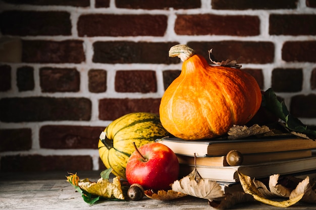 Herbstliche Arrangement mit Büchern