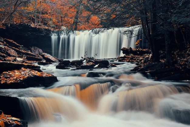 Herbstliche Wasserfälle im Park mit buntem Laub.