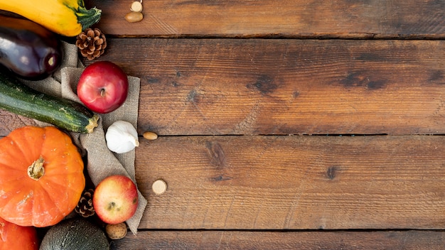 Herbstlicher Rahmen mit Kopienraum