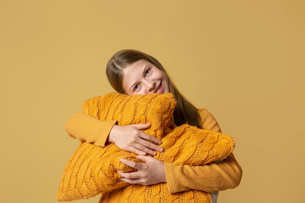 Kostenloses Foto herbstmensch mit kuscheliger kleidung