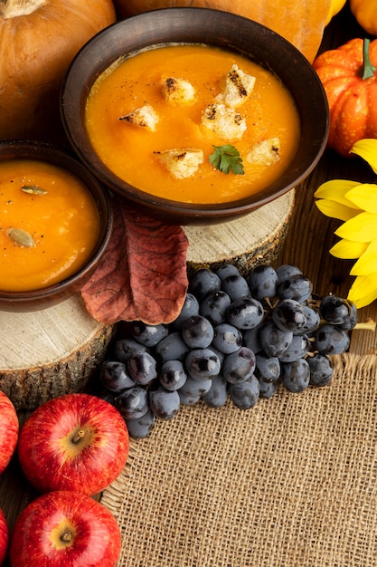 Kostenloses Foto herbstnahrungssuppe und obst auf sackleinen