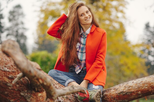 Herbstporträt der lächelnden Frau.