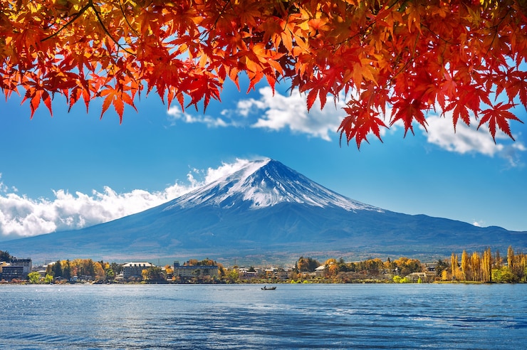 Kostenlose Foto herbstsaison und berg fuji am kawaguchiko see, japan.