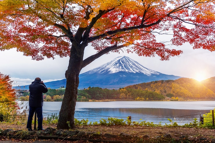 Kostenlose Foto herbstsaison und fuji-berg am kawaguchiko-see, japan. fotograf machen ein foto bei fuji mt.
