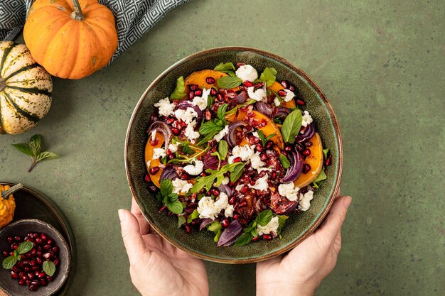 Herbstsalat aus gebackenem Kürbis, Chorizo und Mozzarella Das Konzept der gesunden Ernährung Das Konzept der Ernährung im Herbst