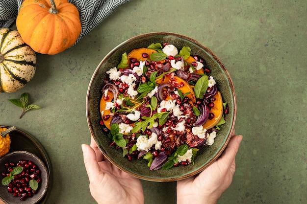 Herbstsalat aus gebackenem Kürbis, Chorizo und Mozzarella Das Konzept der gesunden Ernährung Das Konzept der Ernährung im Herbst