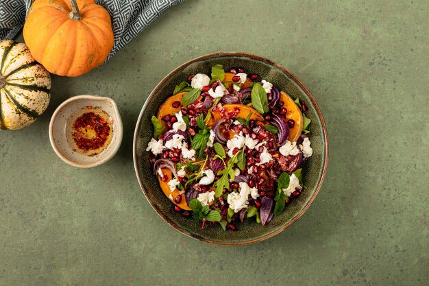 Herbstsalat aus gebackenem Kürbischorizo und Mozzarella Das Konzept der gesunden Ernährung