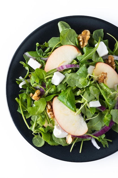 Kostenloses Foto herbstsalat mit äpfeln und walnüssen isoliert auf weißem hintergrund